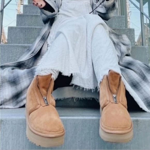 UGG Neumel Zip Platform Boots size 8. - Picture 5 of 5